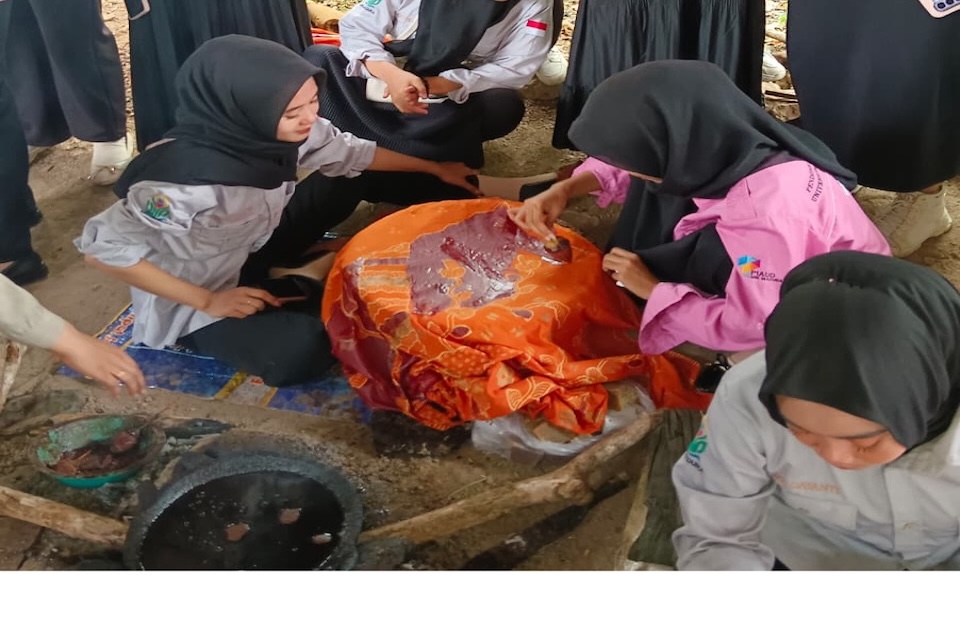 MELATIH MOTORIK ANAK LEWAT MEMBATIK: MAHASISWA PIAUD UIN MADURA  GELAR PERKULIAHAN LUAR KELAS DI KAMPUNG BATIK KLAMPAR PAMEKASAN